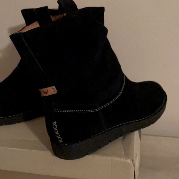 New Clark’s boots suede black size 6 NWBox $179 - Picture 1 of 2
